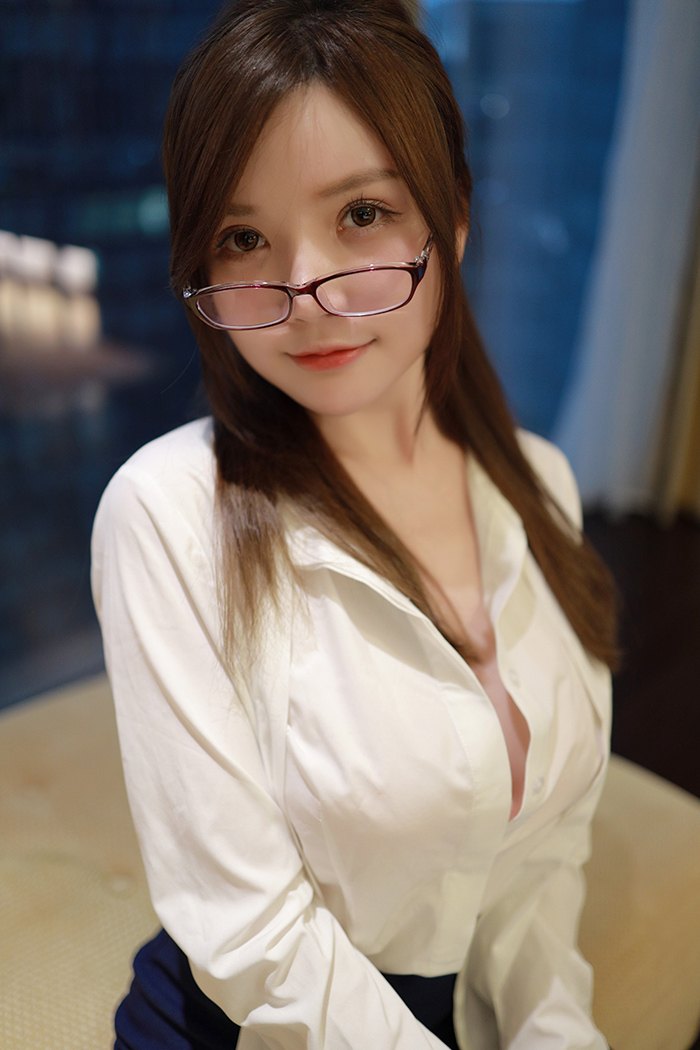 美丽女教师糯美子白皙香臀美乳诱惑你