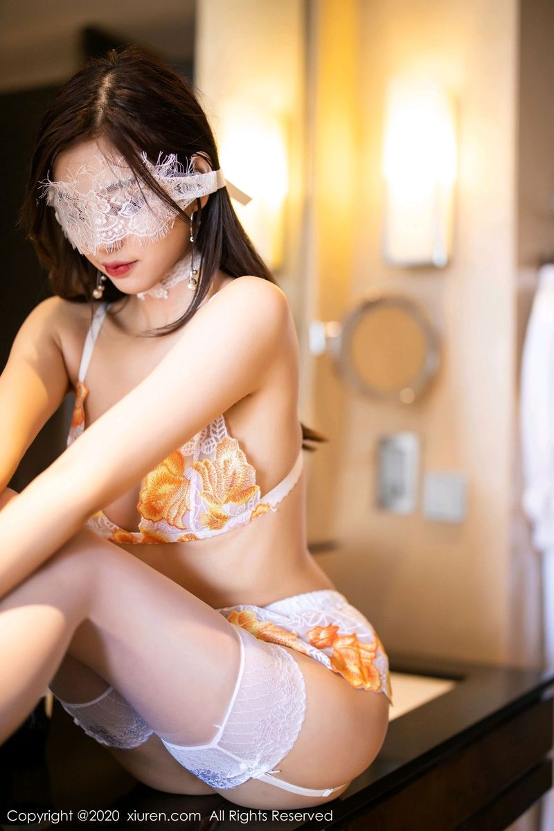 秀人网性感女神杨晨晨sugar蕾丝吊袜&情趣蒙面主题诱惑写真