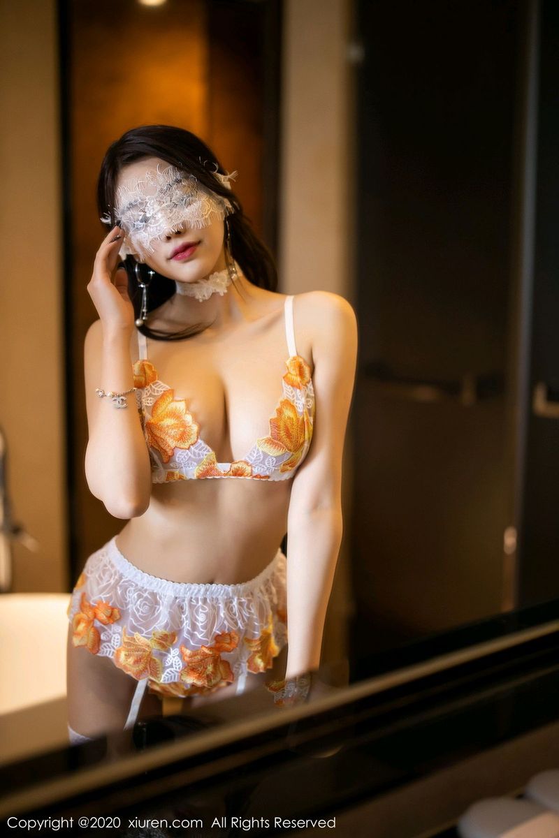 秀人网性感女神杨晨晨sugar蕾丝吊袜&情趣蒙面主题诱惑写真