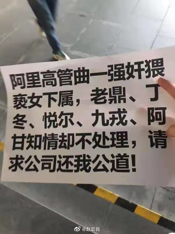 【喷嚏图卦20210808】附近的动物们是第一次看到人类之间的打斗场面