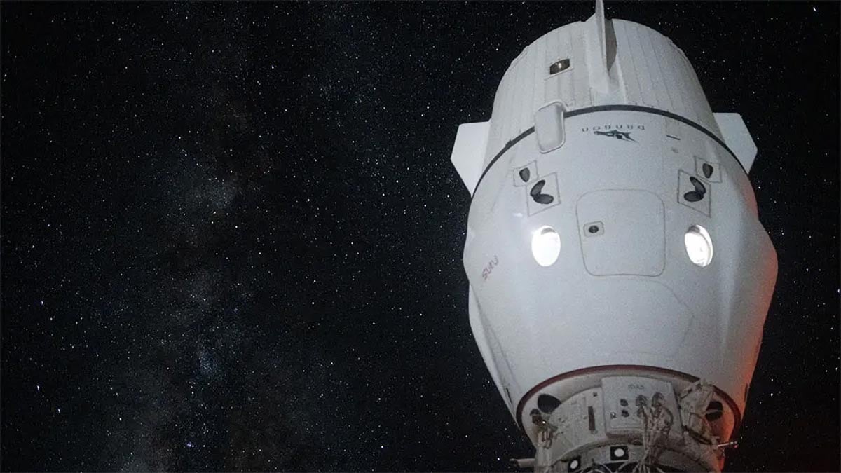 Milky-Way-Appears-Behind-SpaceX-Dragon-Endeavour-Spacecraft.jpg